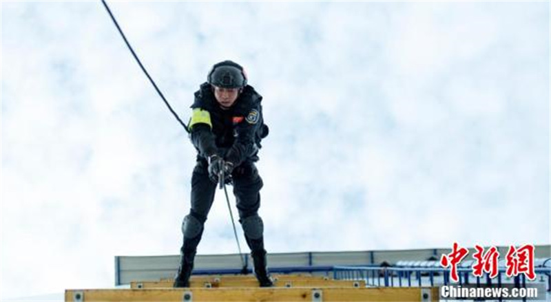 L'équipe de policiers spéciaux chinois « Loups des neiges » sur le plateau enneigé du Tibet