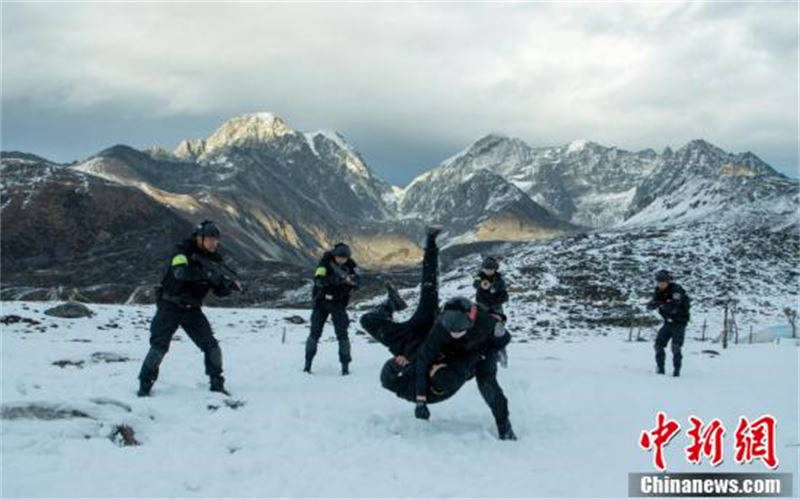 L'équipe de policiers spéciaux chinois « Loups des neiges » sur le plateau enneigé du Tibet