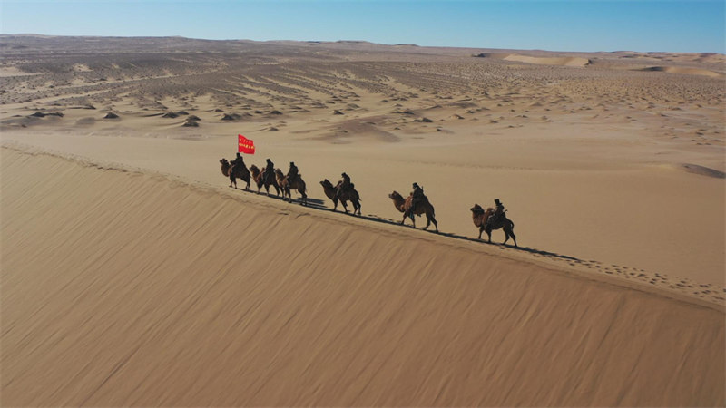 Un peloton civil patrouille la région frontalière de Mongolie intérieure à dos de chameau