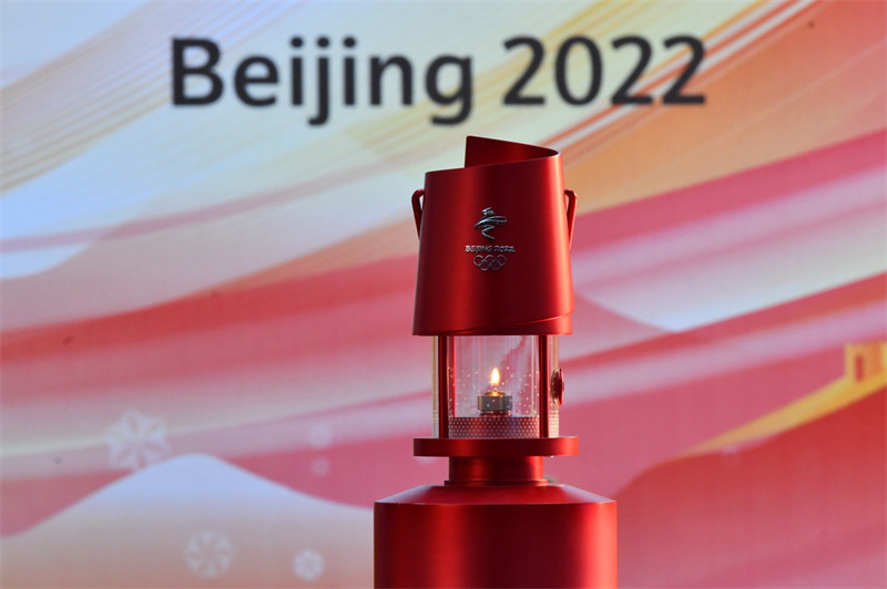 La flamme olympique des JO d'hiver de Beijing 2022 est arrivée dans le parc Shougang de Beijing