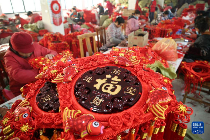 Dans la province du Shandong, les nœuds chinois rouge vif se vendent bien