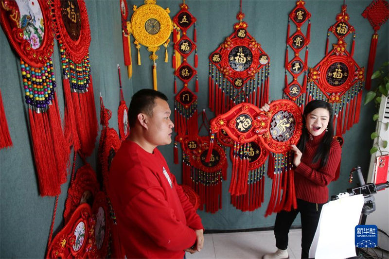 Dans la province du Shandong, les nœuds chinois rouge vif se vendent bien