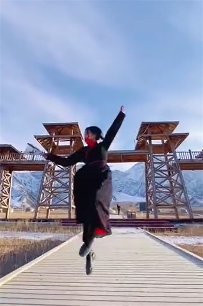 Une jeune femme promeut le tourisme au Xinjiang à travers de courtes vidéos présentant des arts martiaux