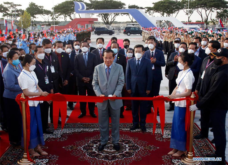Le Cambodge inaugure un stade financé par la Chine