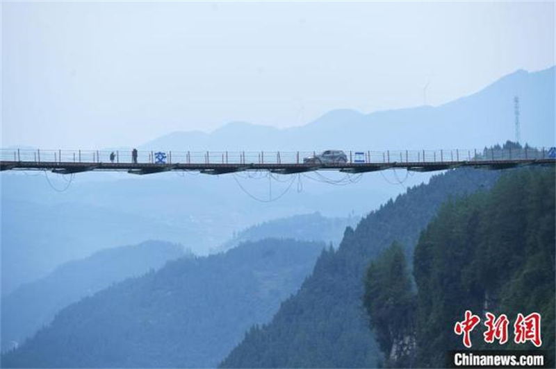 Un pont de téléphérique émerge dans le ciel de Chongqing