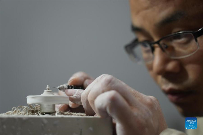 Jingdezhen : un artisan dédié à la céramique miniature