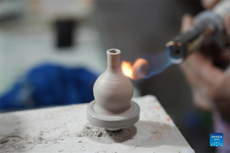 Jingdezhen : un artisan dédié à la céramique miniature