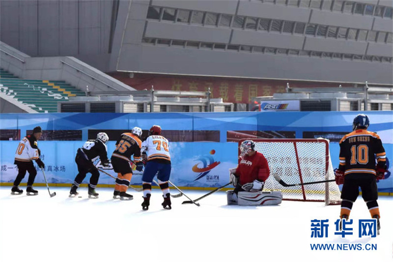 Lao Cao et son équipe senior de hockey sur glace 
