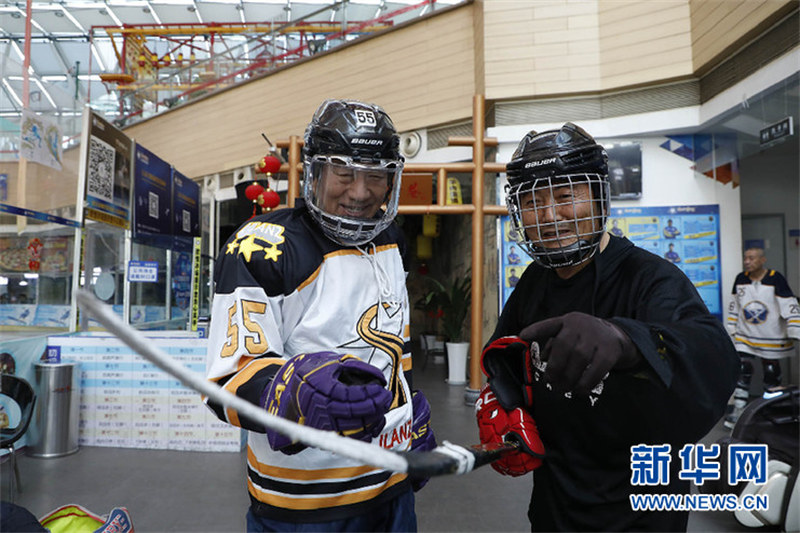Lao Cao et son équipe senior de hockey sur glace 