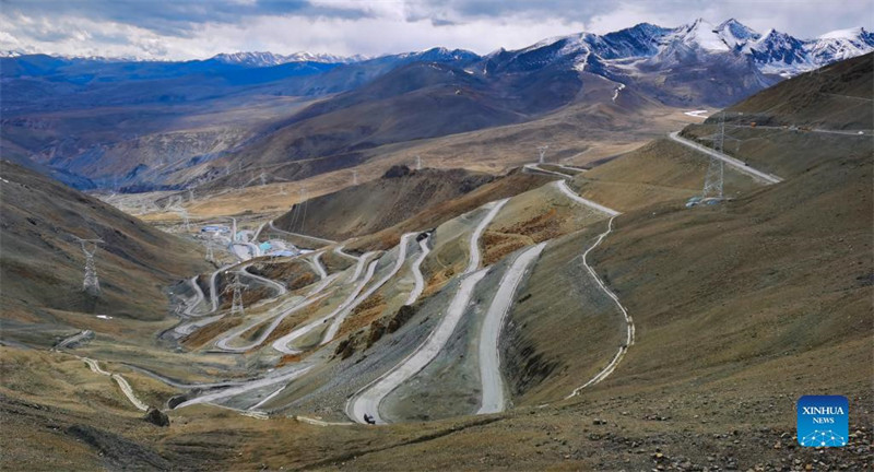 En photos : la vue d'une route au Tibet
