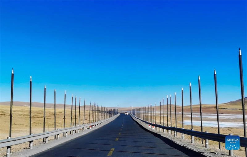 En photos : la vue d'une route au Tibet