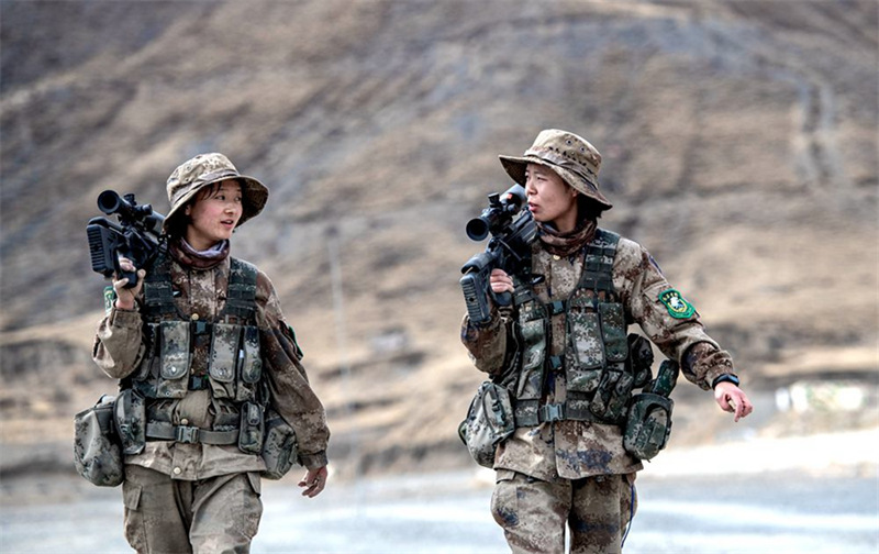 Des femmes soldats réalisent leur premier saut en parachute au Tibet