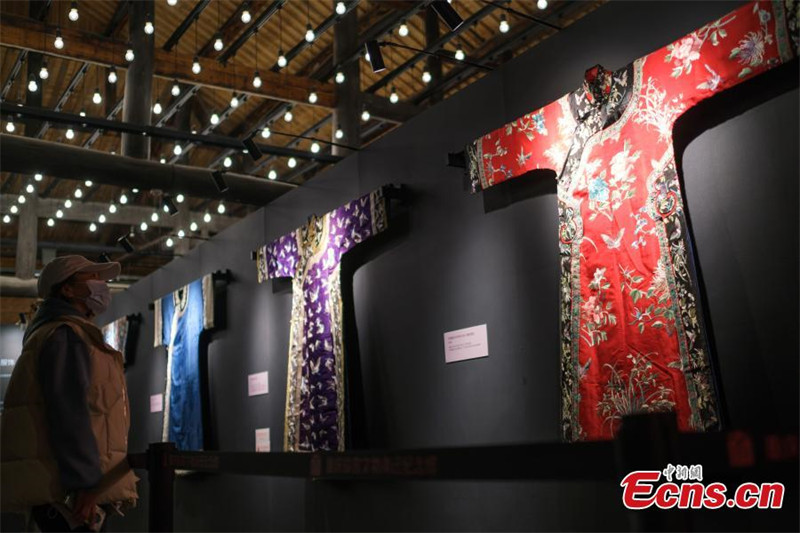 Une exposition de costumes traditionnels attire les visiteurs à Chongqing