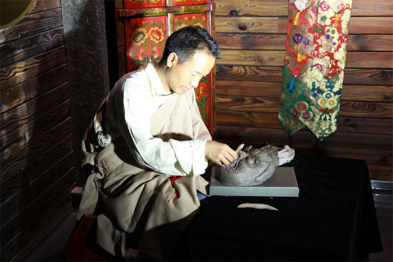 Comment un artisan tibétain préserve le patrimoine des masques ?