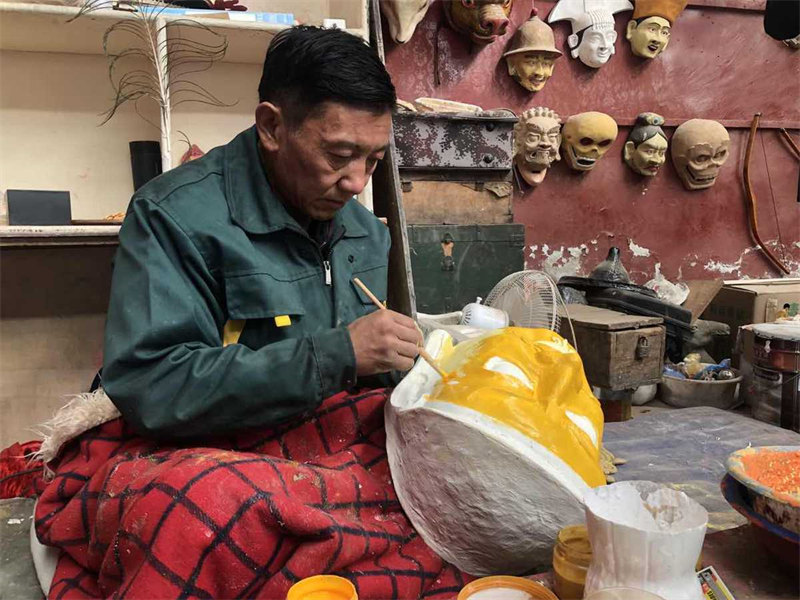 Comment un artisan tibétain préserve le patrimoine des masques ?