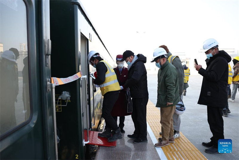 Mise en service de la section Jiuqian-Dongfeng du chemin de fer Jiuquan-Ejina 