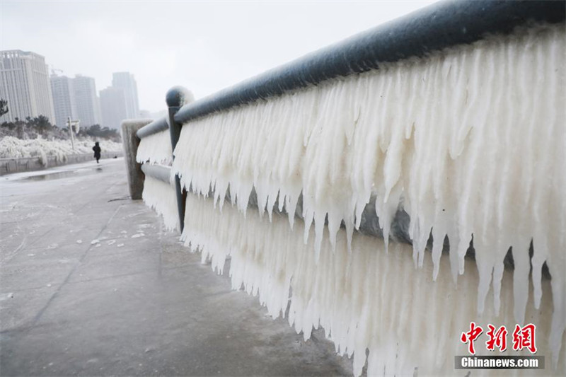 Shandong : à Weihai, le paysage de glace ressemble à un « monde de glace et de neige »