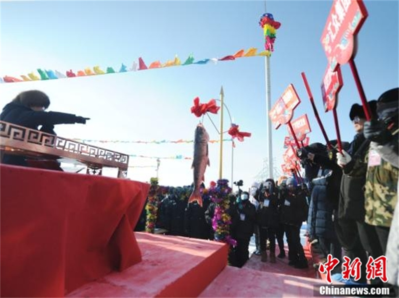 Jilin : la première prise dans le lac Chagan gelé vendue près de 3 millions de yuans