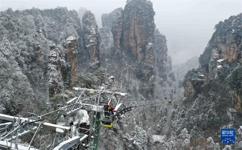 Une inspection de téléphérique à haute altitude sous la neige et la glace à Zhangjiajie