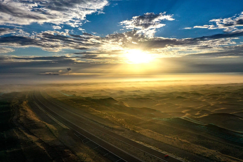 La première autoroute du désert de la région autonome du Ningxia ouverte à la circulation