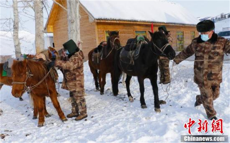Le poste de police à la frontière sino-kazakhstanaise en hiver
