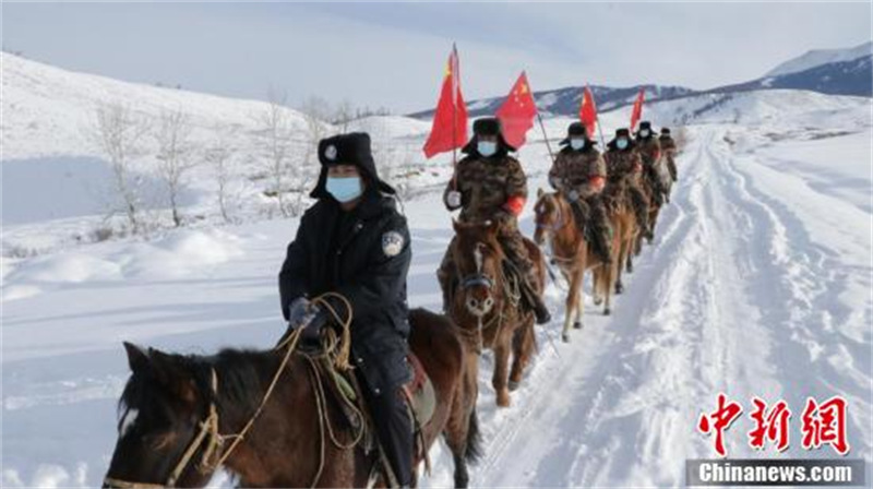 Le poste de police à la frontière sino-kazakhstanaise en hiver
