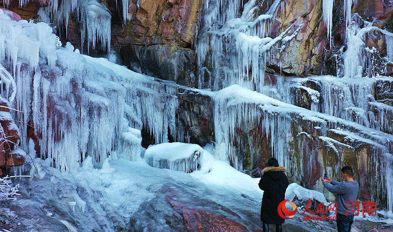 Henan ：des cascades de glace du canyon apparaissent dans le mont Fuxi