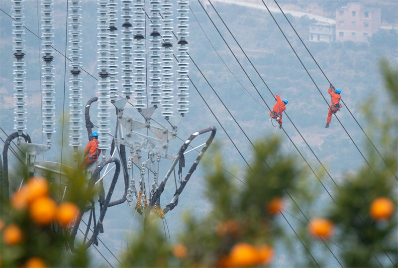 Hubei : la construction de la ligne électrique à ultra haute tension Baihetan-Jiangsu se poursuit