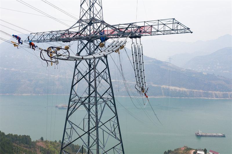 Hubei : la construction de la ligne électrique à ultra haute tension Baihetan-Jiangsu se poursuit