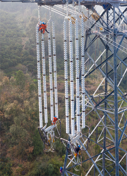 Hubei : la construction de la ligne électrique à ultra haute tension Baihetan-Jiangsu se poursuit