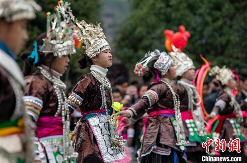 En photos : des enfants perpétuent avec ardeur la danse traditionnelle Lusheng du Guizhou