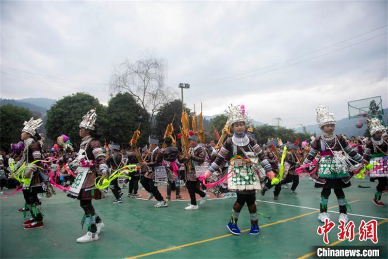 En photos : des enfants perpétuent avec ardeur la danse traditionnelle Lusheng du Guizhou