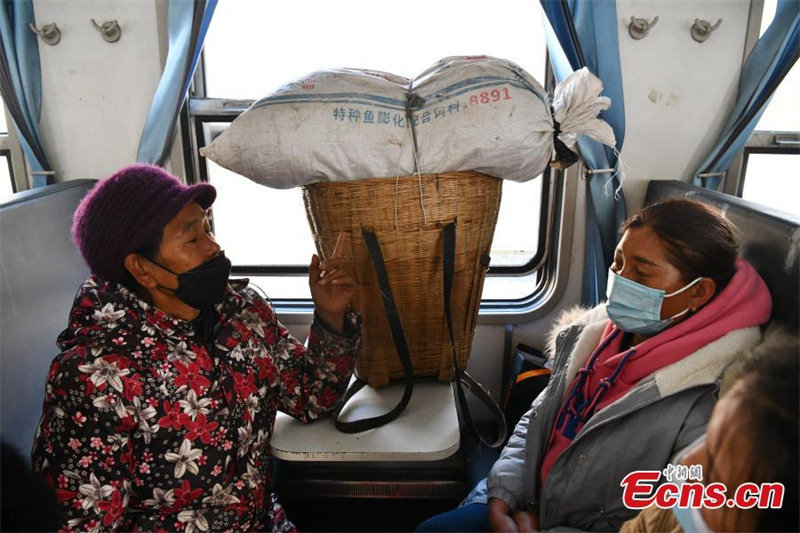 Des trains à basse vitesse traversent des montagnes de la province du Sichuan