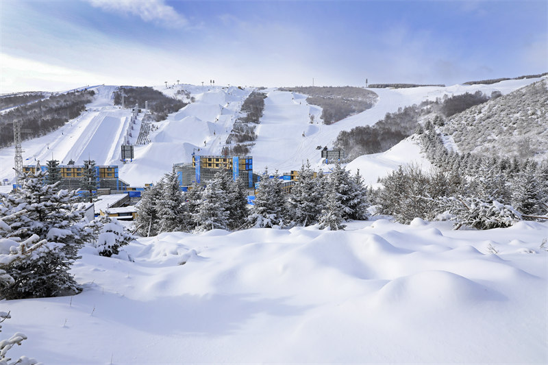 A Zhangjiakou du Hebei, les sites des Jeux olympiques d'hiver voient leurs premières chutes de neige de 2022