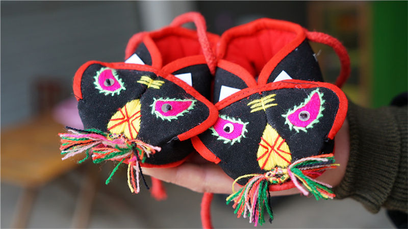 La couture des chaussures à tête de tigre pour célébrer l'Année du Tigre