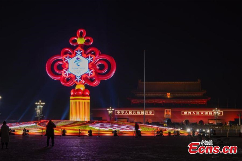 Des décorations en forme de nœuds chinois illuminent l'avenue Chang'an à Beijing