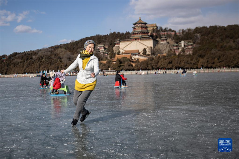 Une championne patineuse de 67 ans retourne sur la glace