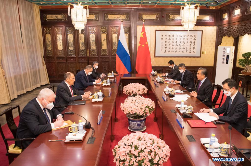 Wang Yi rencontre le ministre russe des AE en visite à Beijing