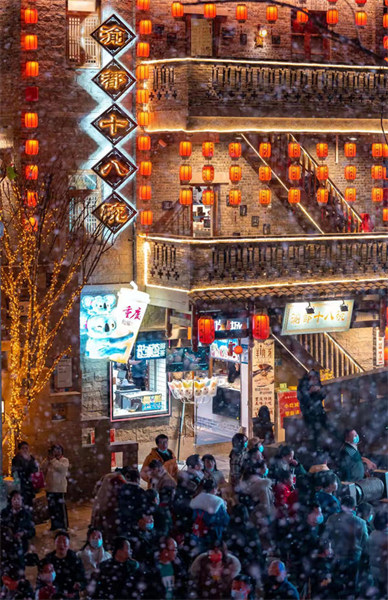 Chongqing : la lueur des lampes et de la lune illumine la ville montagneuse 