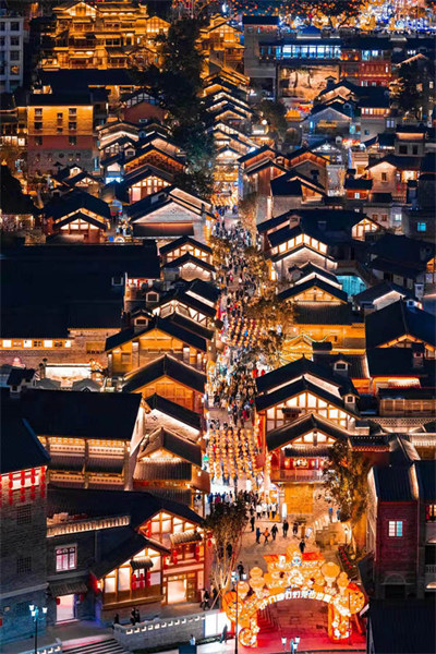 Chongqing : la lueur des lampes et de la lune illumine la ville montagneuse 