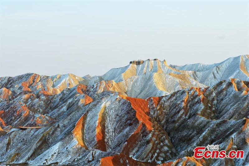 Les reliefs enneigés Danxia, dans le Gansu