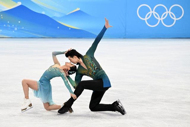 Les Chinois Wang Shiyue (à gauche) et Liu Xinyu (à droite) se produisent lors de l'épreuve de danse sur glace de patinage artistique au Palais omnisports de la capitale, le 14 février 2022 à Beijing. (Xinhua / Ma Ning)
