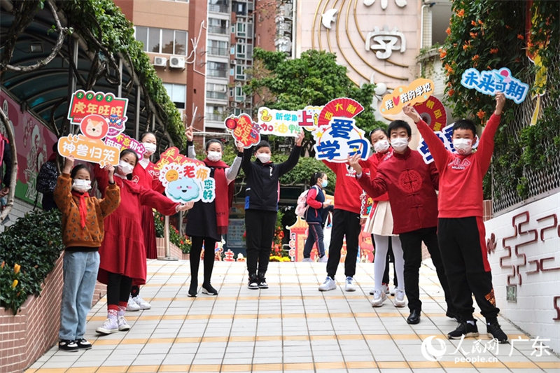 Guangzhou : des élèves d'une école primaire ont peint la mascotte Bing Dwen Dwen pour encourager les athlètes des JO d'hiver de Beijing