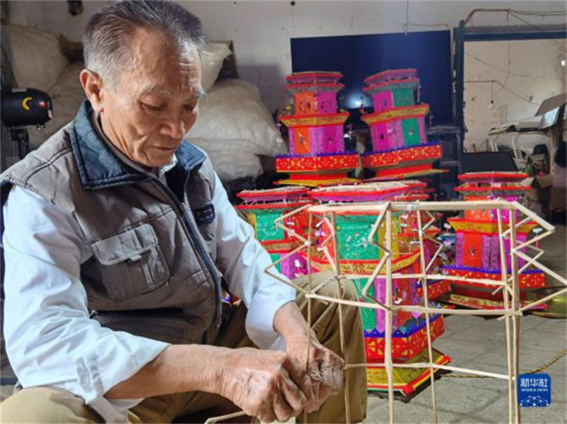 La persévérance d'un artisan fabricant de lanternes de la province de Hainan