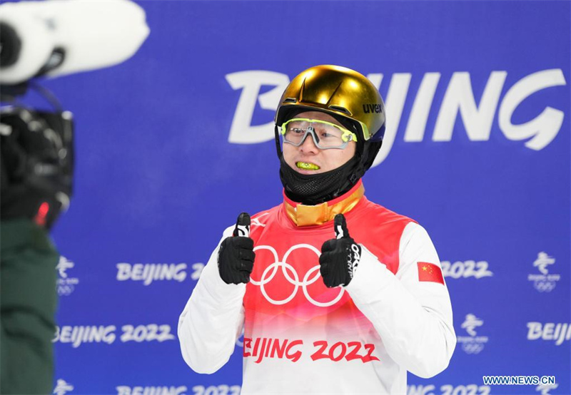 (BEIJING 2022) Le Chinois Qi Guangpu remporte l'or en saut acrobatique hommes