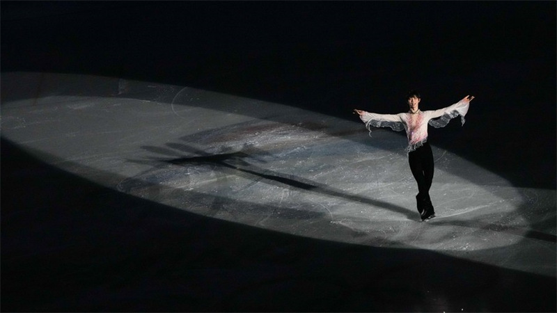 Le Japonais Hanyu Yuzuru participe au gala de patinage artistique en marge des Jeux olympiques d'hiver de Beijing 2022, au Palais omnisports de la capitale, à Beijing, capitale chinoise, le 20 février 2022. (Xinhua/Wang Yuguo)