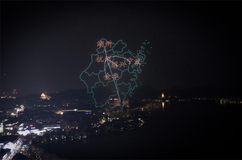 Des milliers de drones brillent dans le ciel nocturne de Hangzhou pour accueillir les Jeux asiatiques