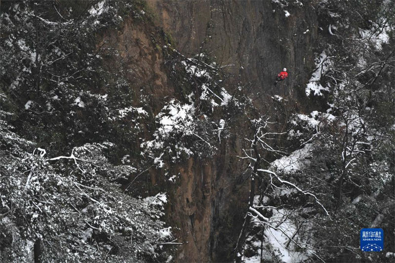 Hunan : des secouristes braves affrontent des montagnes enneigées