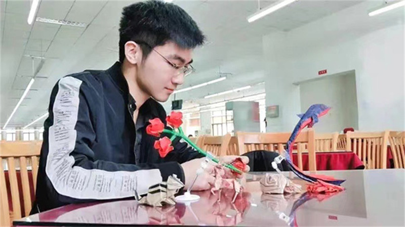 Un étudiant de l'université de Shanghai remporte une médaille de bronze lors des Jeux olympiques d'Origami