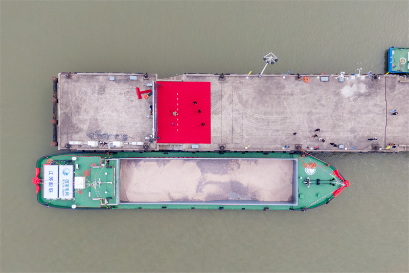 Voyage inaugural du premier cargo purement électrique de 3 000 tonnes dans la zone du fleuve Yangtsé